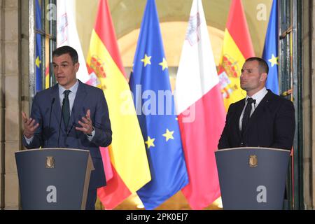 La Valette, Malte. 4th avril 2023. Le Premier ministre maltais Robert Abela (R) et le Premier ministre espagnol Pedro Sanchez assistent à une conférence de presse à la Valette, à Malte, sur 4 avril 2023. Le Premier ministre maltais Robert Abela a souligné mardi que son pays attend avec impatience de travailler avec l'Espagne pendant sa présidence du Conseil de l'Union européenne (UE) sur des lois importantes telles que l'accès aux médicaments. Credit: Jonathan Borg/Xinhua/Alay Live News Banque D'Images