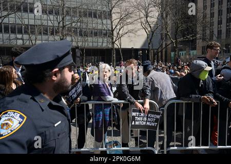 New York, États-Unis 4 avril 2023 un policier de New York observe des manifestants anti-Trump près du palais de justice où Trump a plaidé non coupable à 34 chefs d'accusation de falsification de dossiers d'affaires Banque D'Images