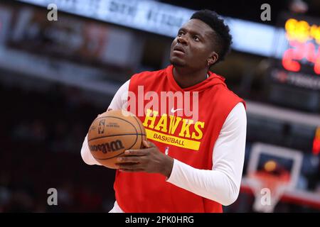 Chicago, États-Unis. 04th avril 2023. Chicago, Etats-Unis, 4 avril 2023: Clint Capela (15 Atlanta Hawks) obtient des tirs avant le match entre les Chicago Bulls et Atlanta Hawks le mardi 4 avril 2023 à l'United Center, Chicago, Etats-Unis. (PAS D'UTILISATION COMMERCIALE) (Shaina Benhiyoun/SPP) crédit: SPP Sport Press photo. /Alamy Live News Banque D'Images