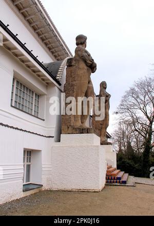 Sculptures 'puissance' et 'Beauté' de Ludwig Habich, à l'entrée de la maison Ernst Ludwig, la colonie d'artistes, Darmstadt, Allemagne Banque D'Images