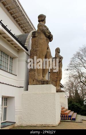 Sculptures 'puissance' et 'Beauté' de Ludwig Habich, à l'entrée de la maison Ernst Ludwig, la colonie d'artistes, Darmstadt, Allemagne Banque D'Images