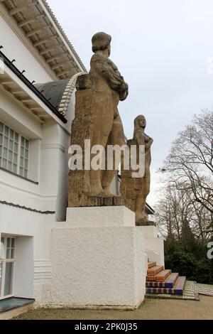 Sculptures 'puissance' et 'Beauté' de Ludwig Habich, à l'entrée de la maison Ernst Ludwig, la colonie d'artistes, Darmstadt, Allemagne Banque D'Images