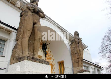 Sculptures 'puissance' et 'Beauté' de Ludwig Habich, à l'entrée de la maison Ernst Ludwig, la colonie d'artistes, Darmstadt, Allemagne Banque D'Images