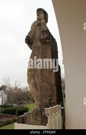 'Power', une des sculptures de Ludwig Habich, à l'entrée de la maison Ernst Ludwig, achevée en 1901, Darmstadt, Allemagne Banque D'Images