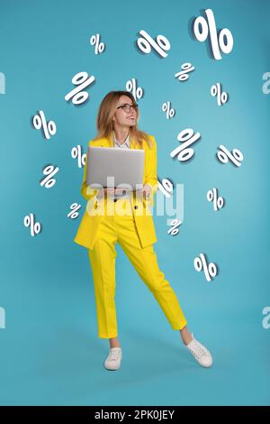 Femme heureuse et signes de pourcentage sur fond bleu. Promotion spéciale Banque D'Images