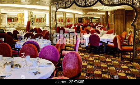 Salle à manger formelle sur un bateau de croisière Banque D'Images