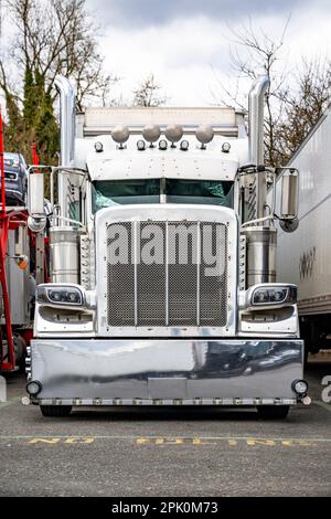 Grand rig industriel capot américain classique semi-camion blanc avec cabine allongée pour le confort du conducteur de camion reposer debout avec semi-remorque de camionnette sèche o Banque D'Images