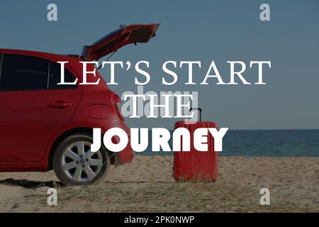 Citation inspirante - commençons le voyage. Voiture et valise lumineuse sur le sable près de la mer Banque D'Images