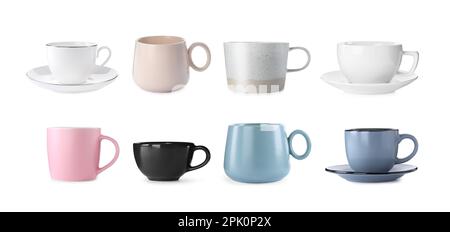 Ensemble avec différentes belles tasses sur fond blanc. Bannière Banque D'Images