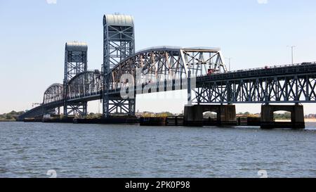 Marine ParkwayGil Hodges Memorial Bridge, de l'autre côté de Rockaway Inlet, vue du côté de Brooklyn vers Queens, New York, NY, USA Banque D'Images
