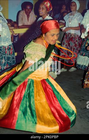 Tambor de Mina, syncrétique esprit afro-brésilien possession religion. Le 'Mãe de santo' est en transit, possédé par l'esprit 'caboclo' Herondina. Banque D'Images