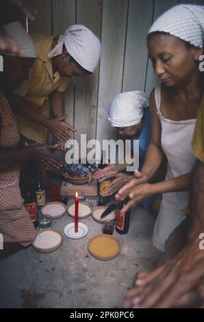 Mãe de Santo (chef de culte) de religion afro-brésilienne Tambor de Mina offre le orishá EXU dans le cadre d'un rituel d'initiation à Belém, au Brésil Banque D'Images