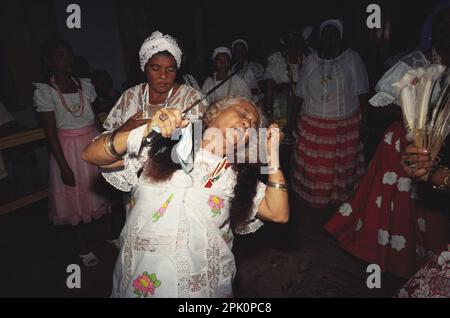 Tambor de Mina Afro-Brésil religion de possession d'esprit. Mãe de santo (chef du culte) en transe, possédé par Santa Barbara (orishá Iansã africain). Banque D'Images