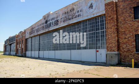 Floyd Bennett Field, extérieur miteux avec éléments art déco de hangar abandonné, New York, NY, USA Banque D'Images