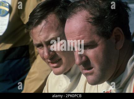 Nouveaux pilotes de course de Zeland Bruce McLaren (à gauche) et Denny Hulme (champion du monde Fomula 1 1967). Banque D'Images