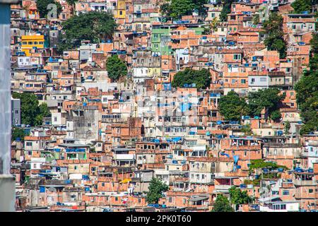 Rocinha Favela à Rio de Janeiro, Brésil - 18 janvier 2023: Favela da Rocinha vu du quartier de Sao Conrado à Rio de Janeiro. Banque D'Images