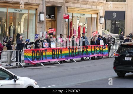 New York, États-Unis. 04th avril 2023. Les manifestants anti-trump sont vus à l'extérieur de la tour Trump après l'inculpation par grand jury de l'ancien président Donald Trump à New York, mardi, 4 avril 2023. Donald Trump a été inculpé jeudi par un grand jury de Manhattan sur plus de 30 chefs d'accusation liés à la fraude d'affaires. Le procureur du district de Manhattan, Alvin Bragg, a enquêté sur l'ancien président en relation avec son rôle présumé dans un hush Money photo de John Nacion/UPI Credit: UPI/Alay Live News Banque D'Images