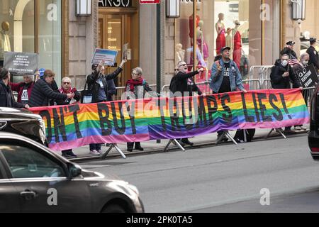 New York, États-Unis. 04th avril 2023. Les manifestants anti-trump sont vus à l'extérieur de la tour Trump après l'inculpation par grand jury de l'ancien président Donald Trump à New York, mardi, 4 avril 2023. Donald Trump a été inculpé jeudi par un grand jury de Manhattan sur plus de 30 chefs d'accusation liés à la fraude d'affaires. Le procureur du district de Manhattan, Alvin Bragg, a enquêté sur l'ancien président en relation avec son rôle présumé dans une monnaie huche. Photo de John Nacion/UPI crédit: UPI/Alamy Live News Banque D'Images