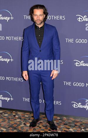 Rome, Italie. 04th avril 2023. Luca Capuano assiste au tapis blu de la première de la nouvelle série Disney "The Good Mothers" au Space Cinema Moderno. Crédit : SOPA Images Limited/Alamy Live News Banque D'Images