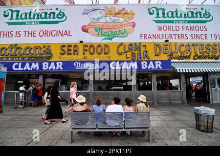 Le célèbre restaurant Hot Dog de Nathan sur Coney Island, Brooklyn, New York, États-Unis. Banque D'Images