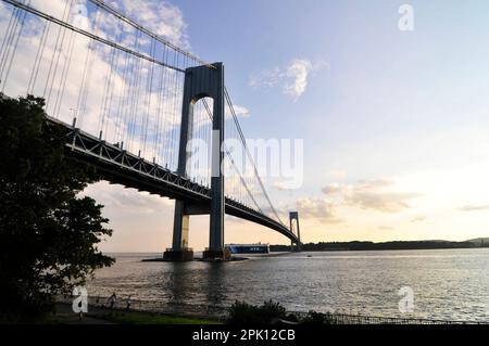 Le pont Verrazzano vu de la promenade Bay Ridge à Brooklyn, New York City, NY, USA. Banque D'Images