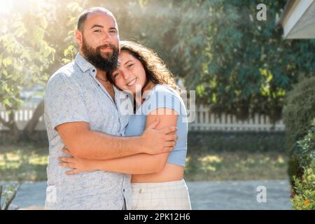 Portrait d'un jeune couple marié sur le porche Banque D'Images