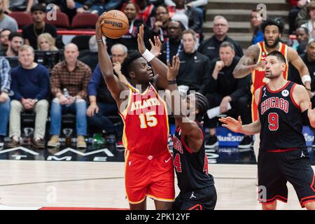 Chicago, États-Unis. 04th avril 2023. Chicago, Etats-Unis, 4 avril 2023: Clint Capela (15 Atlanta Hawks) tente un tir crochet pendant le match entre les Chicago Bulls et Atlanta Hawks le mardi 4 avril 2023 au Centre Uni, Chicago, Etats-Unis. (PAS D'UTILISATION COMMERCIALE) (Shaina Benhiyoun/SPP) crédit: SPP Sport Press photo. /Alamy Live News Banque D'Images