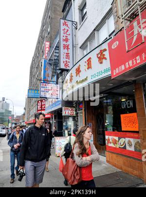 Marche sur Bowery Street dans Chinatown à Manhattan, New York City, NY, USA. Banque D'Images
