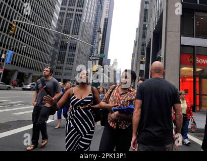 Promenade le long de 6th Ave. Près de W 51st Street à Manhattan, New York City, États-Unis. Banque D'Images