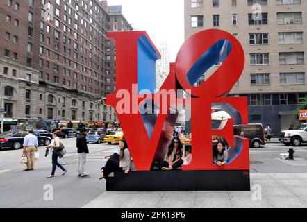 LOVE Sculpture Manhattan au coin de 55th et 6th Avenue à Manhattan, New York City, NY, USA. Banque D'Images