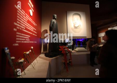 NANJING, CHINE - le 5 AVRIL 2023 - les gens visitent la salle commémorative des martyrs du cimetière des martyrs de Yuhuatai, à Nanjing, dans la province du Jiangsu, en Chine orientale, à Apri Banque D'Images