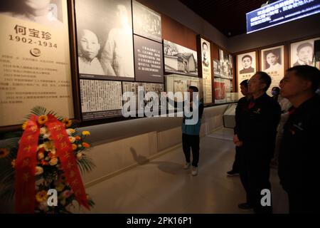 NANJING, CHINE - le 5 AVRIL 2023 - les gens visitent la salle commémorative des martyrs du cimetière des martyrs de Yuhuatai, à Nanjing, dans la province du Jiangsu, en Chine orientale, à Apri Banque D'Images