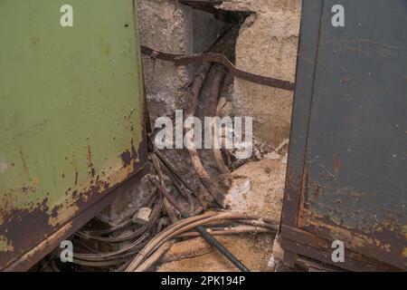 Vieux câbles électriques épais dans le donjon ou dans le sous-sol Banque D'Images