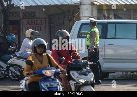 Canggu, Bali, Indonésie - 14 mars 2023 : policier dirigeant la circulation dans les rues de Canggu, Bali, Indonésie. Banque D'Images