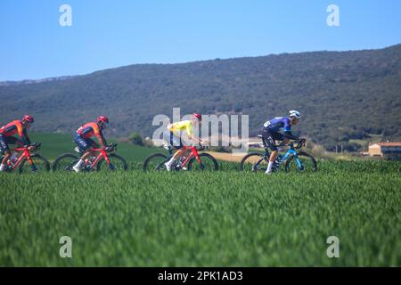 Ariski, Navarre, Espagne. 4th avril 2023. Zabal, Espagne, 04th avril 2023 : Jorge Arcas (équipe Movistar) à la tête du peloton pendant la phase 2nd du pays basque Itzulia 2023 entre Viana et Leitza, sur 04 avril 2023, à Zabal, en Espagne. (Credit image: © Alberto Brevers/Pacific Press via ZUMA Press Wire) USAGE ÉDITORIAL SEULEMENT! Non destiné À un usage commercial ! Banque D'Images