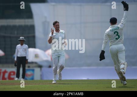 Mark Adair fête après avoir reçu des bickets Mominul Haque au cours de la deuxième journée du seul match d'essai entre le Bangladesh et l'Irlande au Sher-e-Bangla N Banque D'Images