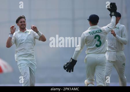 Mark Adair fête après avoir reçu des bickets Mominul Haque au cours de la deuxième journée du seul match d'essai entre le Bangladesh et l'Irlande au Sher-e-Bangla N Banque D'Images