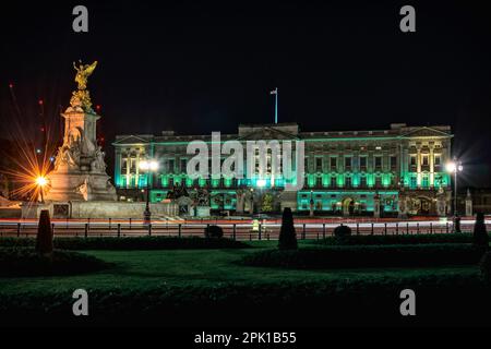 Buckingham Palace à Londres la nuit. Palace a servi de résidence officielle de la royauté britannique à Londres. Banque D'Images