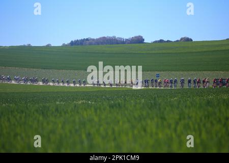 Ariski, Navarre, Espagne. 4th avril 2023. Zabal, Espagne, 04th avril 2023 : le peloton principal dans un seul dossier pendant la phase 2nd du pays basque Itzulia 2023 entre Viana et Leitza, sur 04 avril 2023, à Zabal, Espagne. (Credit image: © Alberto Brevers/Pacific Press via ZUMA Press Wire) USAGE ÉDITORIAL SEULEMENT! Non destiné À un usage commercial ! Banque D'Images