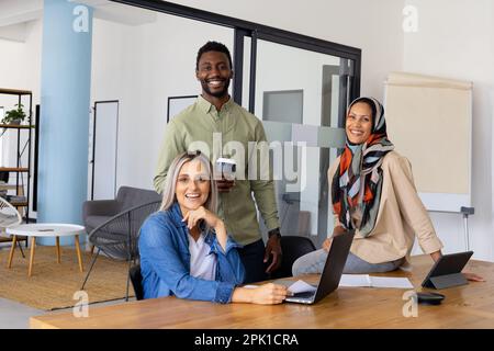Portrait de heureux occasionnels divers gens d'affaires travaillant dans le bureau moderne Banque D'Images