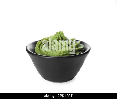 Bol avec tourbillon de pâte wasabi isolée sur blanc Banque D'Images