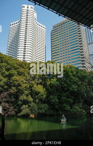 Tokyo, Japon - 9 mars 2023 : un homme pêchant dans le centre de Tokyo, au Moat de Benkei dans la ville de Minato, Tokyo, Japon. Banque D'Images