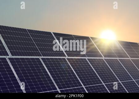 Panneaux solaires installés à l'extérieur. Source d'énergie alternative Banque D'Images