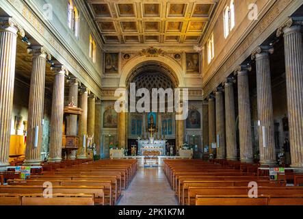Nice, France - 5 août 2022: Nef et autel de notre Dame de Port Eglise Eglise Eglise Eglise notre Dame du Port dans le port historique de Nice et port de plaisance Banque D'Images