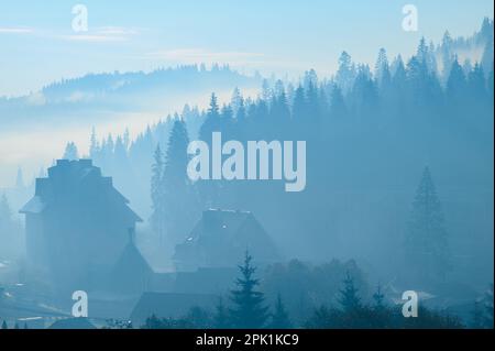 Vue rapprochée des chaînes alpines enveloppées dans le brouillard matinal, vue depuis le sommet de Mittagskogel en Autriche. Journée claire et ensoleillée. Pics aigus aroun Banque D'Images