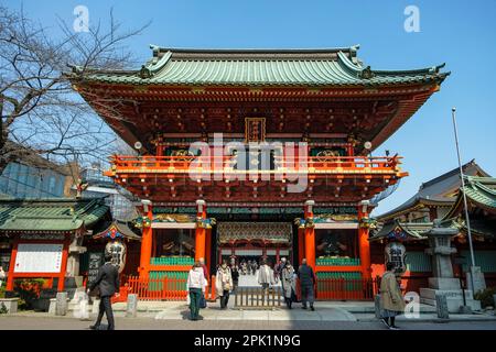 Tokyo, Japon - 7 mars 2023 : personnes visitant le sanctuaire de Kanda Myojin à Chiyoda, Tokyo, Japon. Banque D'Images