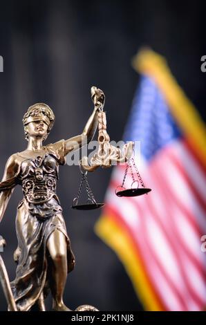 La loi et la justice, la légalité concept, balance de la Justice, Justitia, Dame Justice devant le drapeau américain en arrière-plan. Banque D'Images