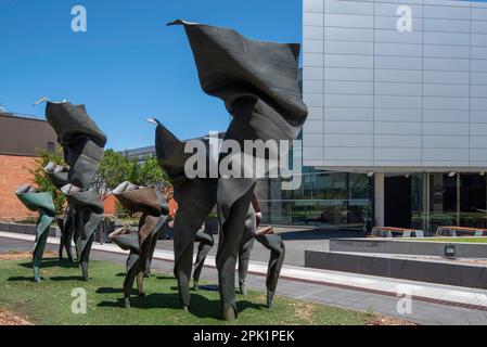 « Individual’s, une sculpture en bronze de 2013 (d’une valeur de 1,4m 2015 $) donnée par l’artiste de renommée internationale Andrew Roger à l’Université de Sydney Banque D'Images