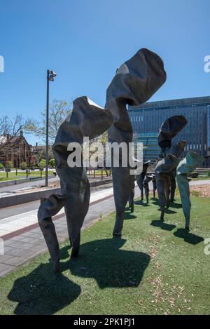 « Individual’s, une sculpture en bronze de 2013 (d’une valeur de 1,4m 2015 $) donnée par l’artiste de renommée internationale Andrew Roger à l’Université de Sydney Banque D'Images