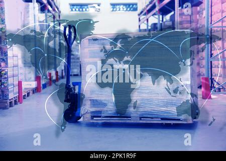 Logistique mondiale. Palettes en bois enveloppées dans du tissu extensible sur un chariot élévateur manuel à l'intérieur et illustration de la carte Banque D'Images